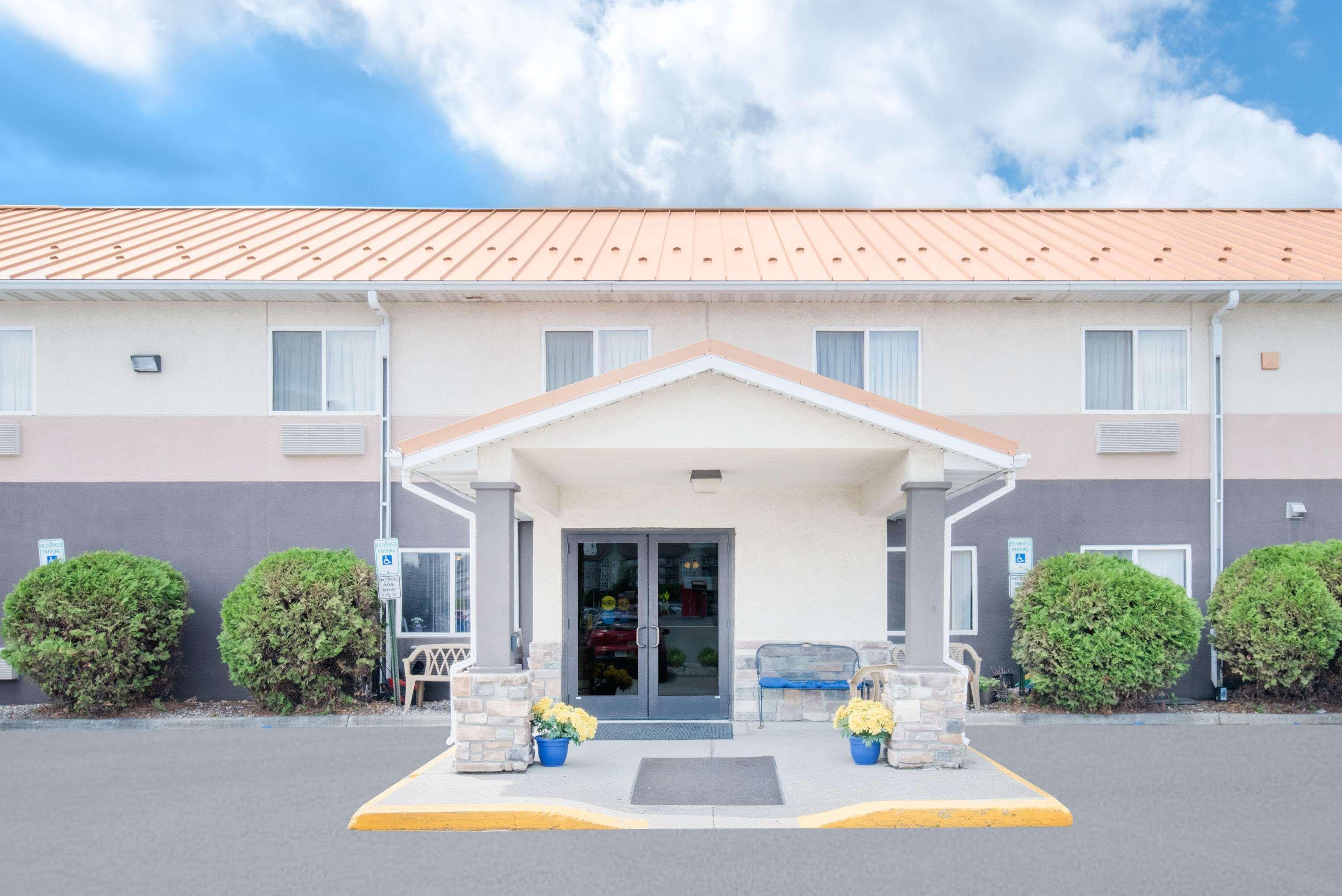 Days Inn & Suites By Wyndham Fargo 19Th Ave/Airport Dome Exterior photo